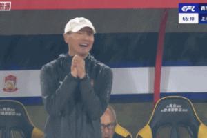 要被氣哭了！青島西海岸快攻被邊裁吹停，場(chǎng)邊邵佳一表情抓狂