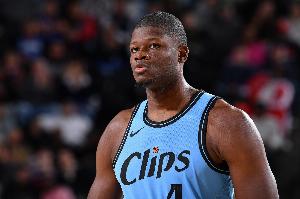 爵士官方：球隊(duì)已經(jīng)裁掉了中鋒班巴 以及布拉德肖和伊斯特二世