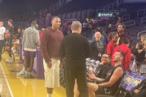 國王新援！威少到場觀戰(zhàn) 與湖人助教布魯克斯開心交流