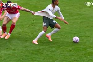 衣服質(zhì)量真好！佩德羅絲滑轉(zhuǎn)身過人，被對方扯住球衣放倒