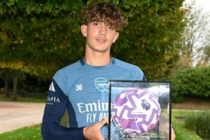 15歲阿森納小將道曼完成英超首秀，獲贈(zèng)英超比賽用球