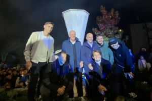 亞特蘭大慶祝俱樂(lè)部成立118周年，制作歐聯(lián)杯獎(jiǎng)杯的大理石雕像