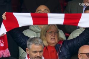 ??看光頭識人！馬雷斯卡看臺上觀戰(zhàn)，被球迷的圍巾擋住臉了