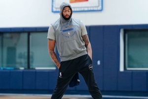 新賽季沖！獨(dú)行俠曬球隊(duì)訓(xùn)練照：濃眉冥想 弗拉格激情拍掌