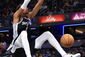 別猜了！文班亞馬向記者確認(rèn)：我光腳身高7尺4寸