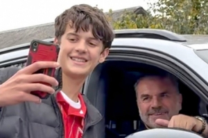 心情還不錯！澳波被解雇后離開森林時仍面帶笑容與球迷合影