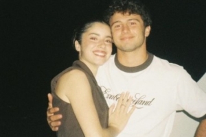 膩在一起！內(nèi)維斯20歲演員女友曬多張合照：過去幾周的鏡頭之下