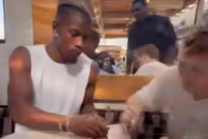 大快朵頤！勇士隊(duì)聚餐吃烤肉 追夢&巴特勒&小佩頓在列