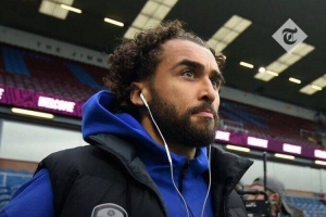 郵報(bào)：伯恩利vs利茲聯(lián)進(jìn)行單膝跪地儀式時(shí)，勒溫拒絕跪地選擇站立