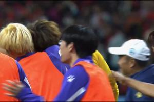 南通取勝最大功臣??替補(bǔ)門將蔡天龍連撲兩點(diǎn)，隊(duì)友“拍頭”慶祝