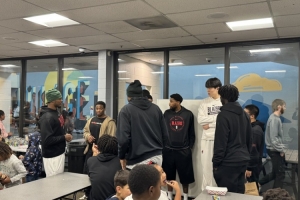 開(kāi)拓者在當(dāng)?shù)刈晕姨嵘行呐c孩子們做活動(dòng) 楊瀚森和利拉德現(xiàn)身