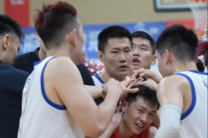 三戰(zhàn)全勝！遼籃大勝結(jié)束丹東站熱身賽 賽后按著王嵐嵚喊加油