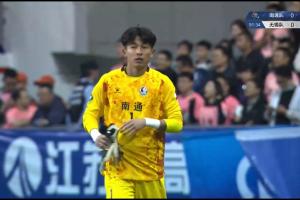 為點(diǎn)球大戰(zhàn)做準(zhǔn)備！南通第90分鐘換下首發(fā)門將，蔡天龍?zhí)嫜a(bǔ)登場(chǎng)