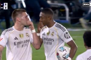 不和諧…馬斯坦托諾與阿拉巴爭罰任意球，未果后表露不滿略顯生氣