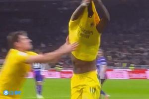 衣領(lǐng)礙事了？萊奧脫衣慶祝被加比亞攔截，隨后福法納幫萊奧立衣領(lǐng)