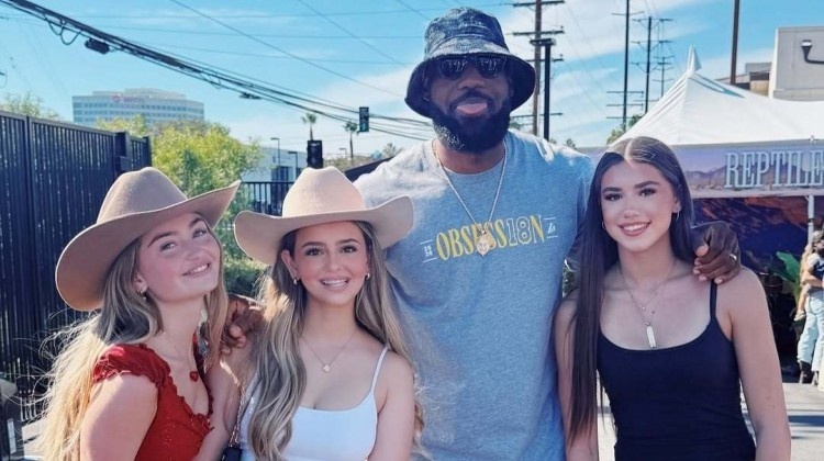 嫂子知道不？詹姆斯參加球隊(duì)?wèi)敉饣顒?dòng)與三位美女合影還俏皮吐舌