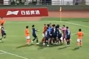 川超有球員被踩中踝關(guān)節(jié)骨裂，引發(fā)雙方球員沖突