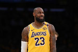 A-史密斯：詹姆斯把我描繪成會攻擊家人的人 我無法說這有多冒犯