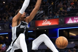 武圣：文班的沖擊力又進(jìn)化了 我真覺得他這賽季能場均四雙