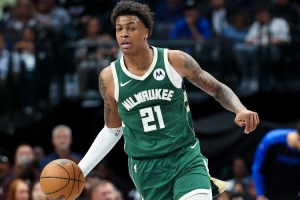 上賽季場(chǎng)均2.9分1.1板！Scotto：雄鹿裁掉24年33號(hào)秀泰勒-史密斯