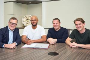 間隔8任主帥！孔帕尼是15年來首位續(xù)約的拜仁主帥，上次是范加爾