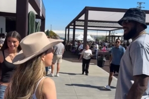 球迷回顧昨日參加湖人親子互動活動 詹姆斯與女球迷握手合影