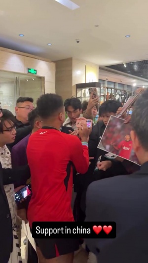 大明星林皇！林加德被中國球迷圍著簽名，踢個亞冠客場成了見面會