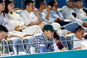 王大雷：陪家人看寧波網(wǎng)球公開賽是難得體驗 我的網(wǎng)球打不過女兒