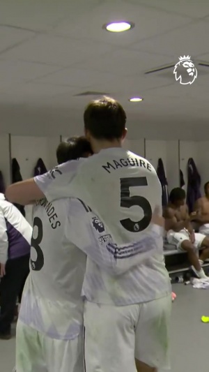 英雄凱旋！馬奎爾賽后回到更衣室，隊友拍頭鼓掌歡迎+B費搞怪慶祝