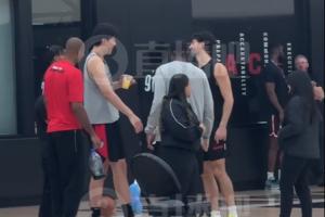 氣氛歡樂備戰(zhàn)揭幕戰(zhàn)！楊瀚森手拿飲料跟助教說笑