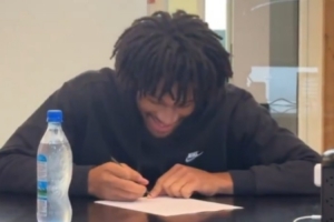 簽字畫押??開拓者官推曬夏普和卡馬拉簽合同續(xù)約現(xiàn)場(chǎng)視頻