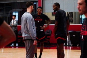 明天客戰(zhàn)衛(wèi)冕冠軍雷霆！火箭曬訓(xùn)練照：杜蘭特申京賈巴里同框