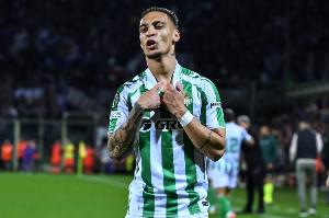 記者：因主隊(duì)球迷向安東尼投擲瓶子，比利亞雷亞爾將被處以罰款