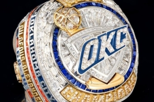 雷霆冠軍戒指：14K白金與黃金打造 鉆石鑲嵌球員號(hào)碼&內(nèi)嵌副戒