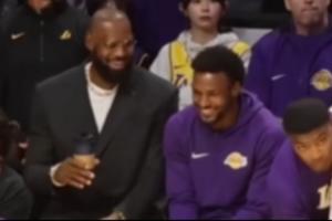 ??在辦公室摸魚？詹姆斯和布朗尼在比賽現(xiàn)場聊天&有說又有笑