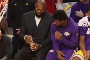 庫里：詹姆斯肯定想上場打球 他缺陣我相信是有正當(dāng)理由的