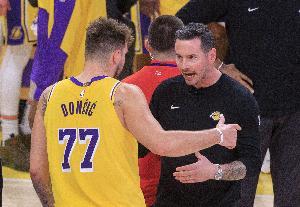 經(jīng)典湖三崩！湖人3分多鐘被勇士打了16-4 僅靠東契奇進了兩個2+0