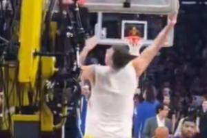 都興奮的跳起來了！東契奇360°轉(zhuǎn)身單手重扣+超高弧線推射三分