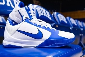 白藍(lán)配色！杜克大學(xué)曬出最新專屬非市售Kobe 5球鞋