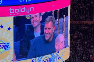 來(lái)支持小老弟東契奇！諾維茨基現(xiàn)身湖人主場(chǎng)觀戰(zhàn)揭幕戰(zhàn)