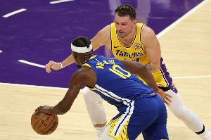 罰球?qū)Ρ龋喊吞乩諑炖?4罰全中！里夫斯+東契奇20罰僅14中！