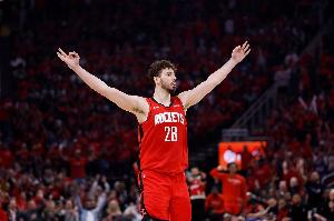 主打串聯(lián)！申京首節(jié)4投1中僅得2分 但送出4助攻2搶斷&正負(fù)值+8