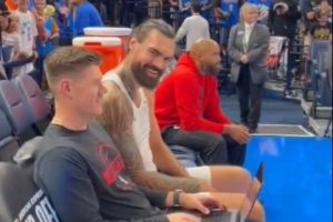 火記：杜蘭特走進(jìn)球場時有一些雷霆球迷噓他 亞當(dāng)斯也湊了熱鬧