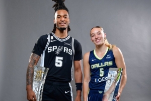 夢幻聯(lián)動！康大校友卡斯爾&佩奇的最佳新秀獲獎人合影！