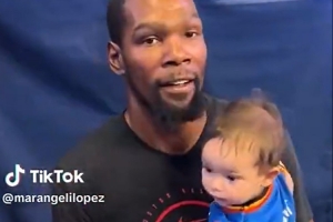 有愛一幕！杜蘭特賽前抱起穿著雷霆35號球衣的小嬰兒