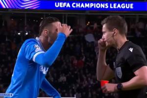 示意主裁腦子不好or示意對手用頭碰球？盧卡用手狂指腦門吃到直紅