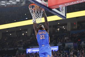 首發(fā)表現(xiàn)不錯(cuò)！華萊士10投5中得到14分7板5助4斷