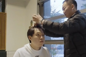 楊瀚森找了家30美刀的理發(fā)館？劉維偉：我?guī)Ъ糇觼淼?我給你剪