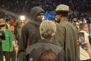 球隊名宿！伊巴卡來到雷霆主場見證頒獎時刻 賽前與杜蘭特寒暄