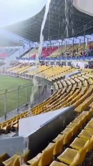 印度特色……果阿的主場看臺水流入注，球場頂棚形同虛設(shè)